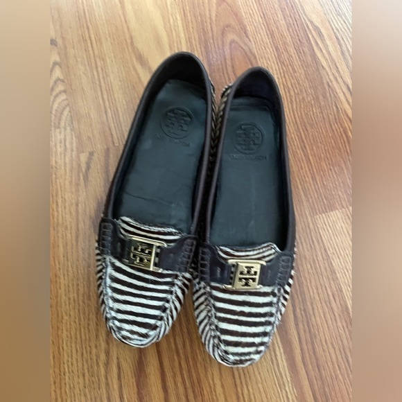 TORY BURCH Brown Ivory Zebra Stripe Loafer Moccasin Flats Gold Logo - US… - Picture 7 of 9